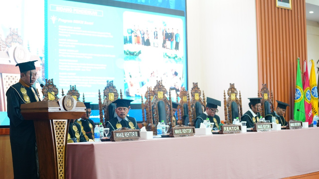 Universitas Nurul Jadid Mewisuda 1.115 Mahasiswa di Aula Pesantren